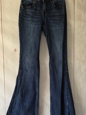 Shyanne Flare Jeans, Women’s 24, mid-rise, dark wash, Fitted silhouette w/ flare